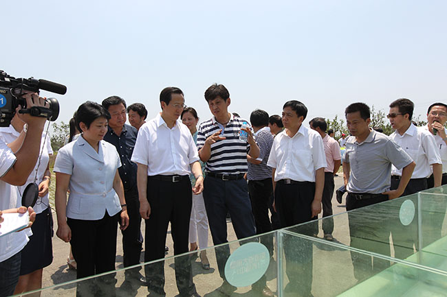 国家农业部部长韩长赋（左三）